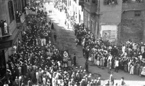 1919 год,
демонстранты несут флаг со звездами Давида, крестом и полумесяцем