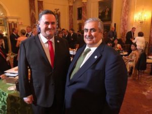 Глава МИД Израиля Исраэль Кац и глава МИД Бахрейна Халид бин Хамад аль-Халифа
