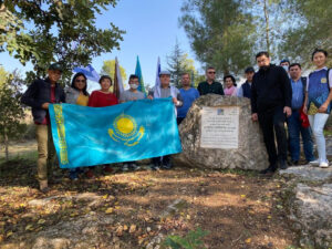 Сотрудники посольства РК в роще Нурсултана Назарбаева. Фото: пресс-служба посольства РК в Израиле