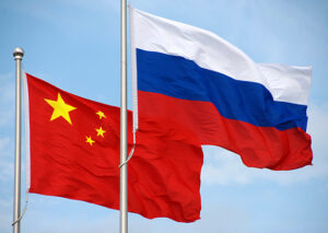 Флаги РФ и КНР. Источник: Wikipedia, автор: Mil.ru